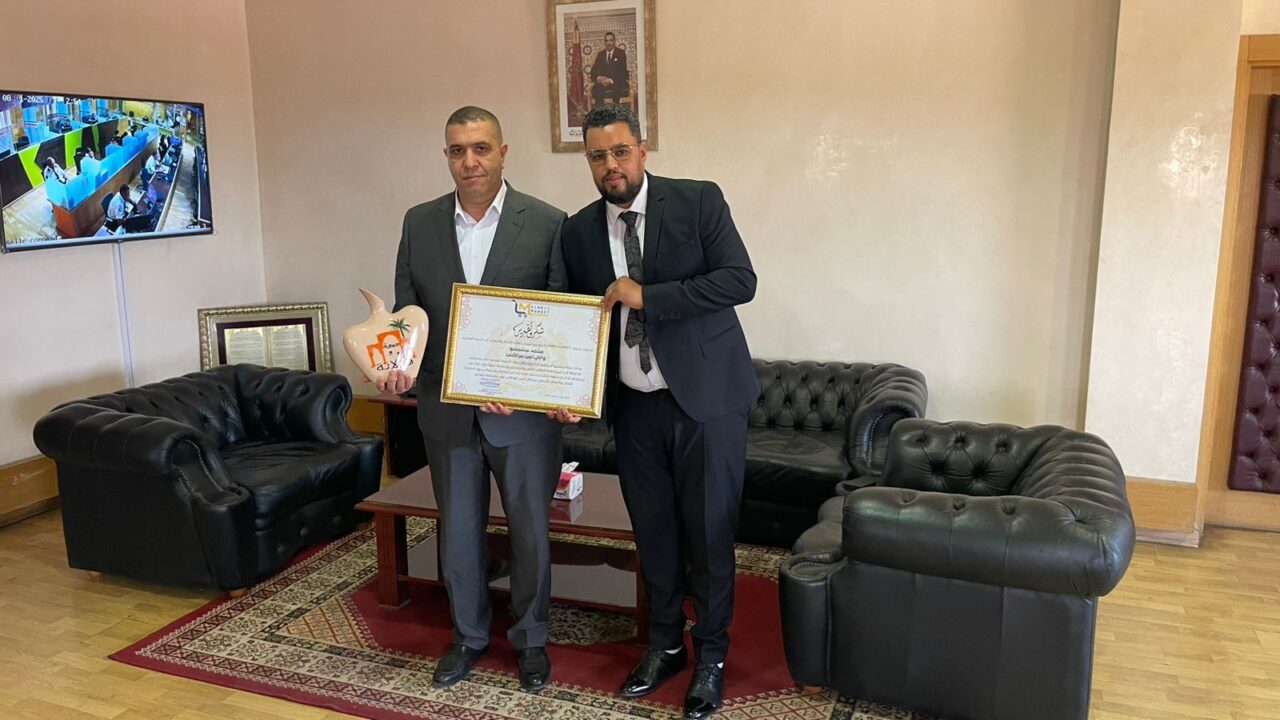 بالصور : بمناسبة عيد العرش.. جمعية هيلانة ومجموعة لمريس ماركت تكرّمان والي أمن مراكش محمد مشيشو بمكتبه 2 1000303907