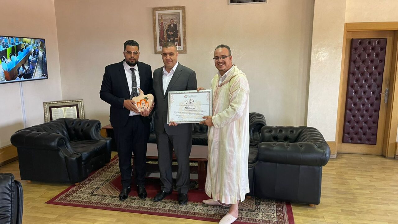 بالصور : بمناسبة عيد العرش.. جمعية هيلانة ومجموعة لمريس ماركت تكرّمان والي أمن مراكش محمد مشيشو بمكتبه 3 1000303908