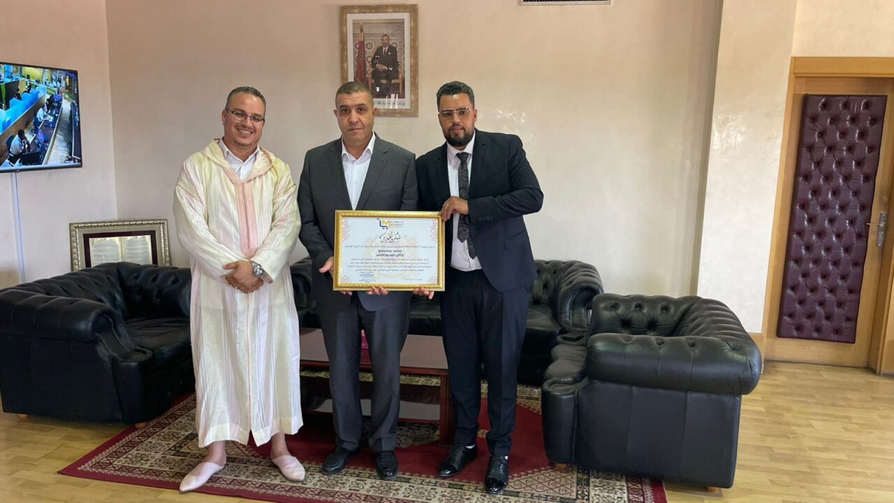 بالصور : بمناسبة عيد العرش.. جمعية هيلانة ومجموعة لمريس ماركت تكرّمان والي أمن مراكش محمد مشيشو بمكتبه 4 1000303909