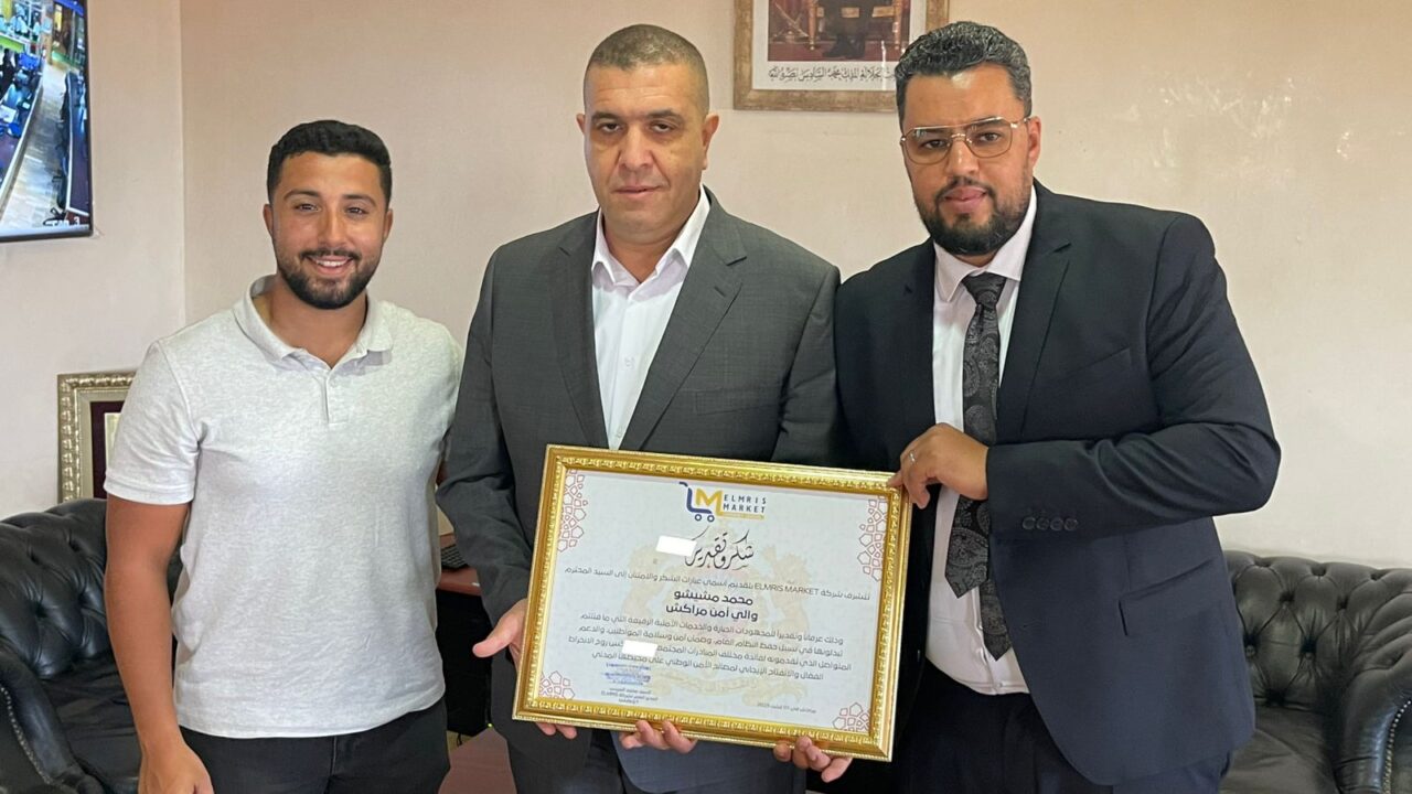 بالصور : بمناسبة عيد العرش.. جمعية هيلانة ومجموعة لمريس ماركت تكرّمان والي أمن مراكش محمد مشيشو بمكتبه 5 1000303910