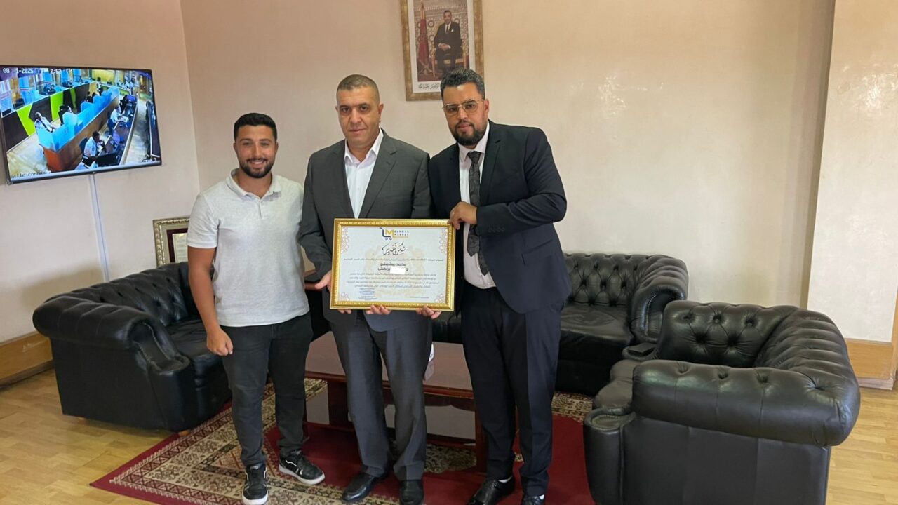 بالصور : بمناسبة عيد العرش.. جمعية هيلانة ومجموعة لمريس ماركت تكرّمان والي أمن مراكش محمد مشيشو بمكتبه 6 1000303911