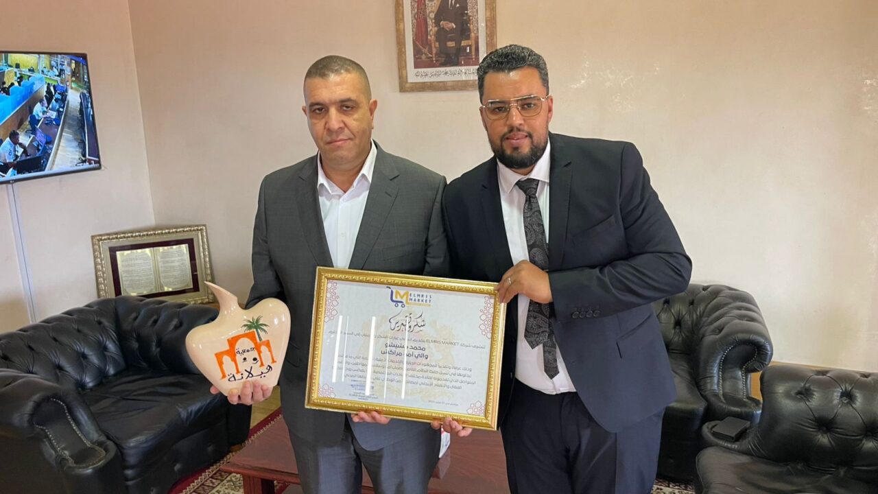 بالصور : بمناسبة عيد العرش.. جمعية هيلانة ومجموعة لمريس ماركت تكرّمان والي أمن مراكش محمد مشيشو بمكتبه 7 1000303912