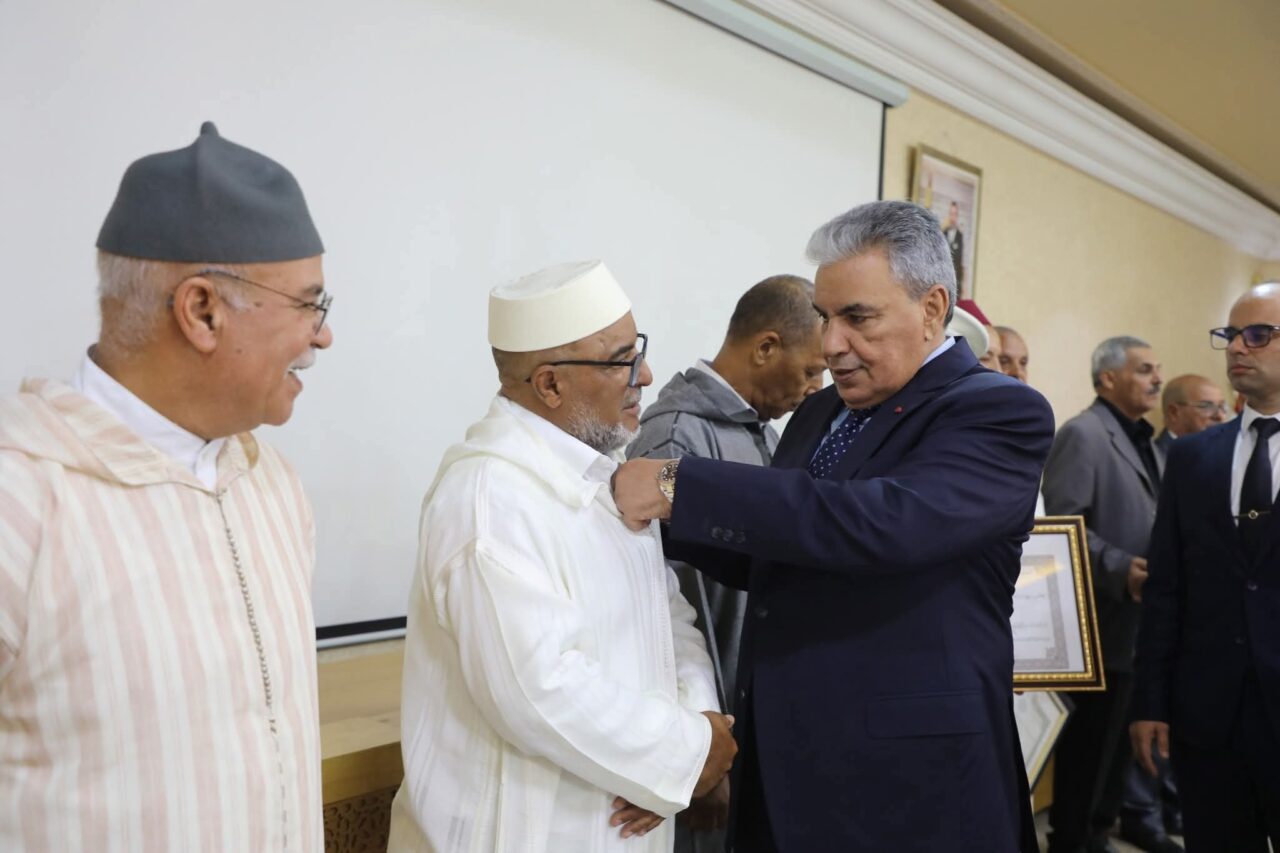 السيد والي جهة كلميم وادنون عامل إقليم كلميم يشرف على توزيع الاوسمة الملكية على متقاعدي القطاع والمقبلين على التقاعد. 3 1000303929