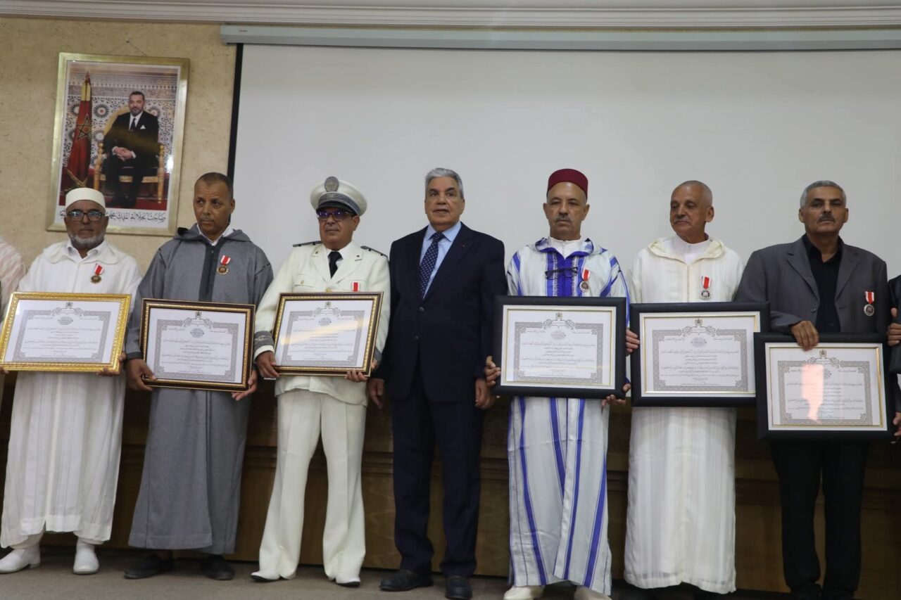 السيد والي جهة كلميم وادنون عامل إقليم كلميم يشرف على توزيع الاوسمة الملكية على متقاعدي القطاع والمقبلين على التقاعد. 4 1000303930