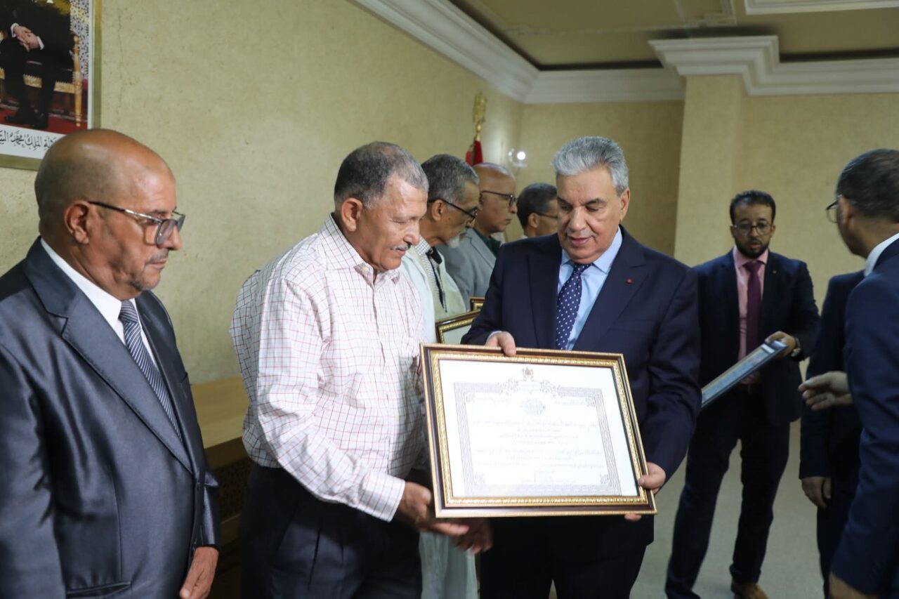 السيد والي جهة كلميم وادنون عامل إقليم كلميم يشرف على توزيع الاوسمة الملكية على متقاعدي القطاع والمقبلين على التقاعد. 9 1000303936