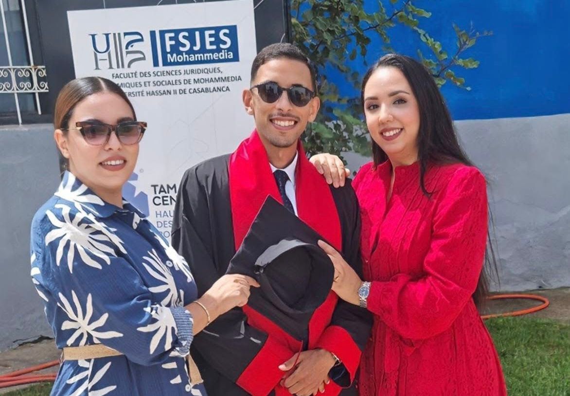 الأستاذة جليلة بنونة تحتفي بتخرج شقيقها أنس من كلية الحقوق. 2 1000306648 1
