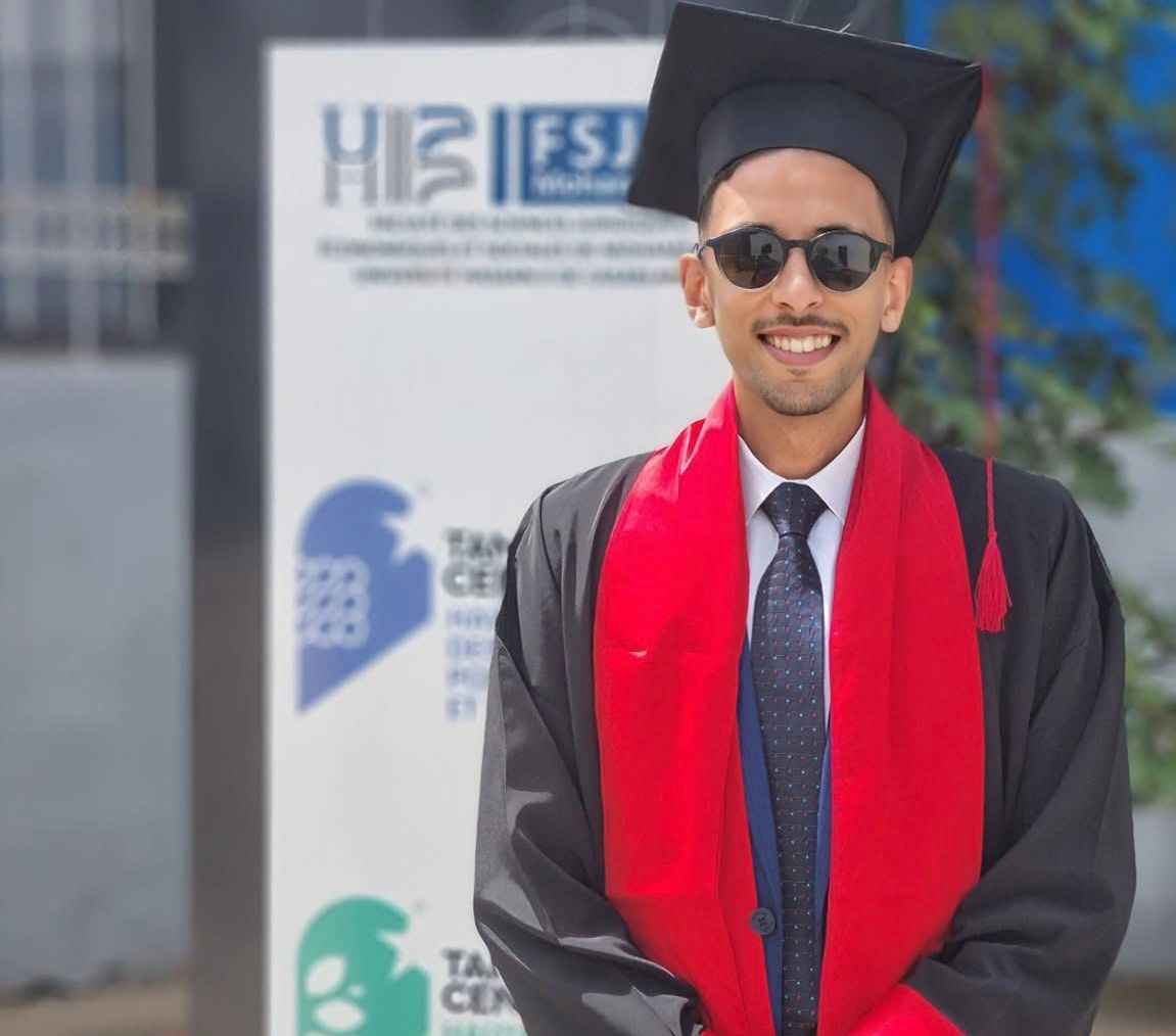 الأستاذة جليلة بنونة تحتفي بتخرج شقيقها أنس من كلية الحقوق. 3 1000306650 1