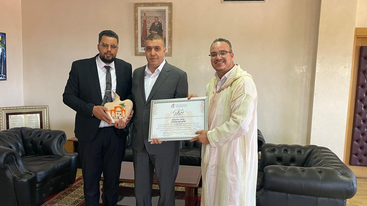 بالصور : بمناسبة عيد العرش.. جمعية هيلانة ومجموعة لمريس ماركت تكرّمان والي أمن مراكش محمد مشيشو بمكتبه 1 IMG 20250801 WA0098