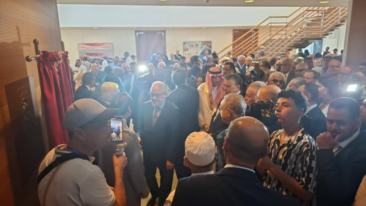 موسم أصيلة الثقافي يكرم روح الراحل محمد بن عيسى بلوحة تخليدية 4 1000341666