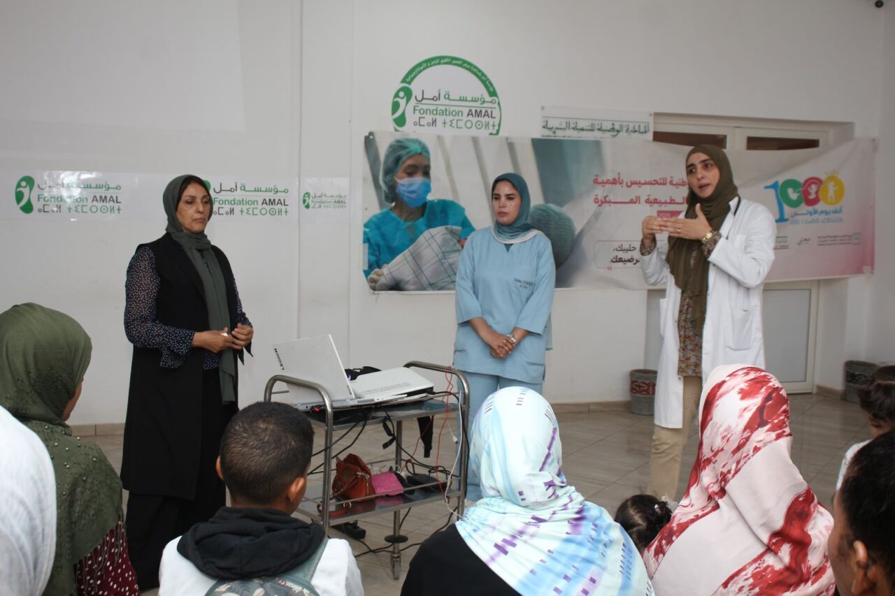بالصور : حملة تحسيسية بمستوصف سيدي عمارة بمراكش لتشجيع الأمهات على الرضاعة الطبيعية المبكرة 3 1000368189
