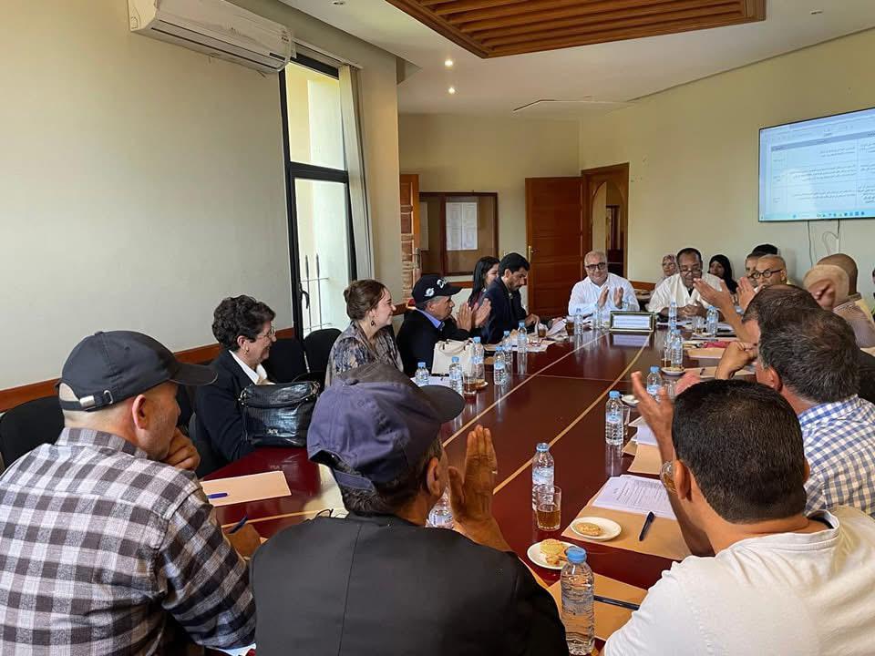 بالصور : لجنة المحافظة على الحرف والموروث الثقافي والحضاري تعقد اجتماعها بمراكش لتتبع برامج حماية التراث اللامادي 4 1000368306