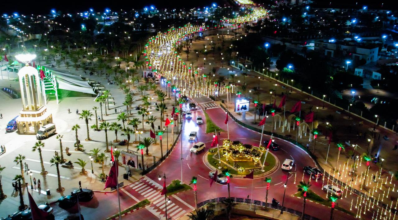 مدينة العيون المغربية تكتسي حلة ضوئية زينت شوارعها في مشهد يرمز إلى مسيرة النور والبناء والنماء . 2 1000369001