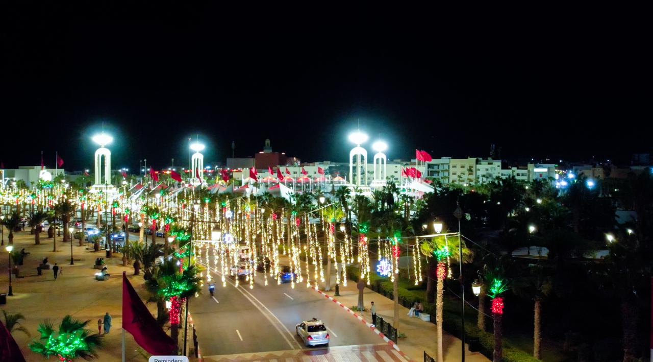 مدينة العيون المغربية تكتسي حلة ضوئية زينت شوارعها في مشهد يرمز إلى مسيرة النور والبناء والنماء . 3 1000369002