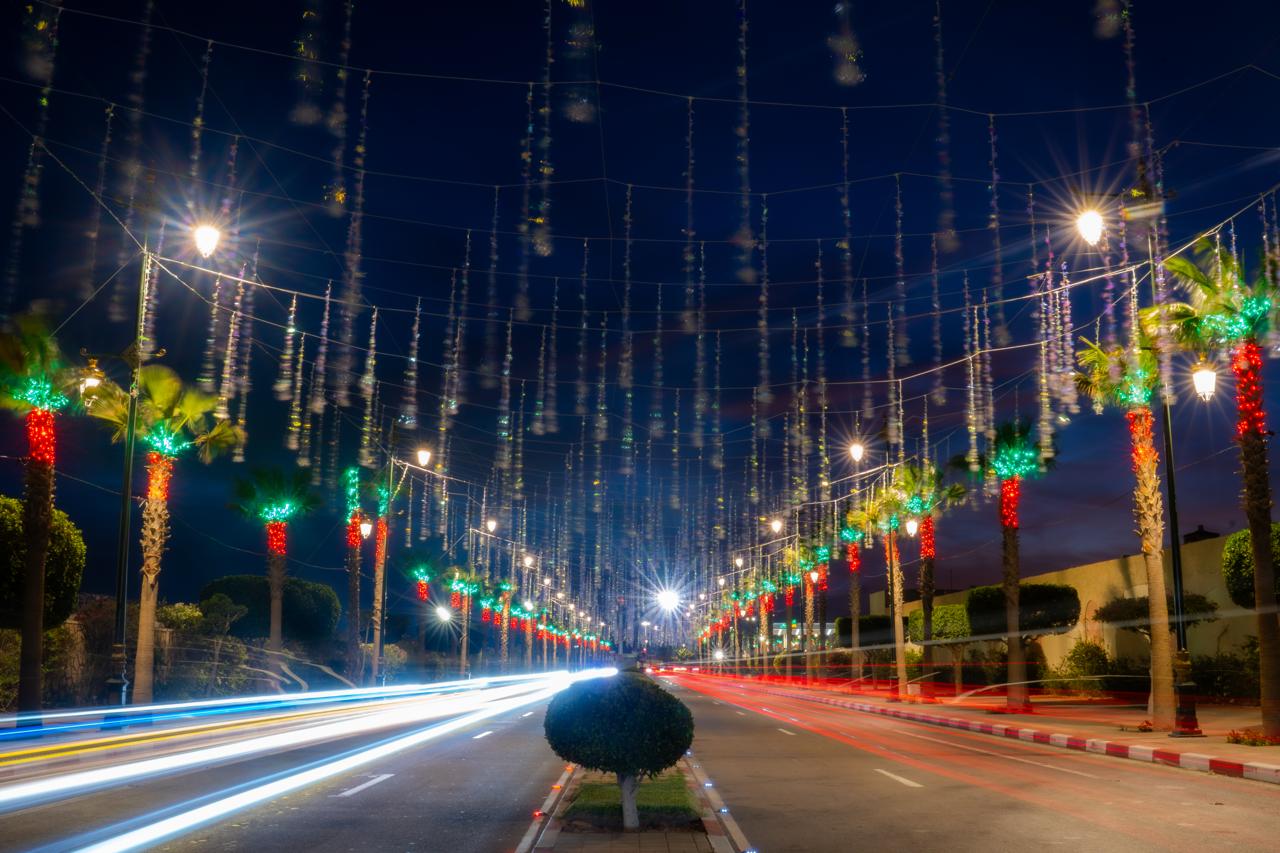 مدينة العيون المغربية تكتسي حلة ضوئية زينت شوارعها في مشهد يرمز إلى مسيرة النور والبناء والنماء . 5 1000369004