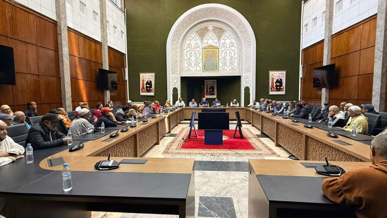 بالصور : عبدالعزيز بوسعيد يعقد لقاءً تواصلياً مع تجار سوق الربيع بسيدي يوسف بن علي لإيجاد حلول عاجلة لإكراهاتهم 2 1000369283