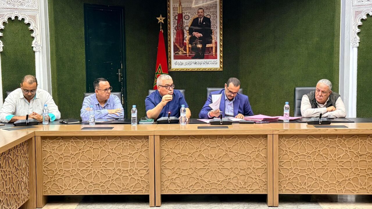 بالصور : عبدالعزيز بوسعيد يعقد لقاءً تواصلياً مع تجار سوق الربيع بسيدي يوسف بن علي لإيجاد حلول عاجلة لإكراهاتهم 3 1000369284