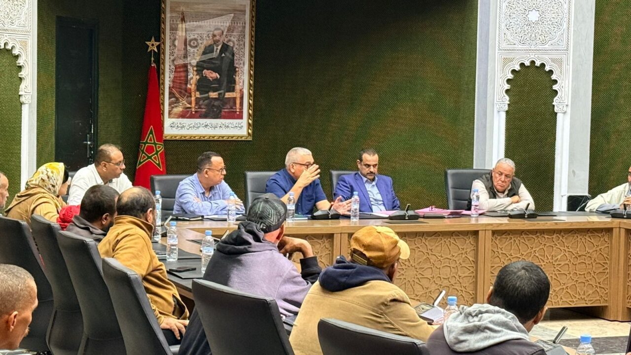 بالصور : عبدالعزيز بوسعيد يعقد لقاءً تواصلياً مع تجار سوق الربيع بسيدي يوسف بن علي لإيجاد حلول عاجلة لإكراهاتهم 4 1000369285