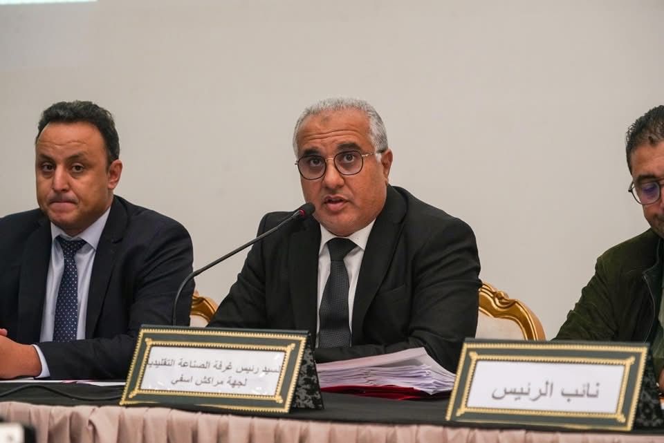 بالصور : الجمعية العامة لغرفة الصناعة التقليدية لجهة مراكش-آسفي تعقد دورتها العادية لشهر أكتوبر 2025 بمدينة الصويرة 4 1000369388