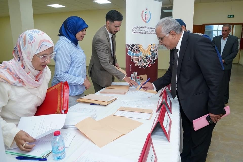 بالصور : الجمعية العامة لغرفة الصناعة التقليدية لجهة مراكش-آسفي تعقد دورتها العادية لشهر أكتوبر 2025 بمدينة الصويرة 6 1000369390