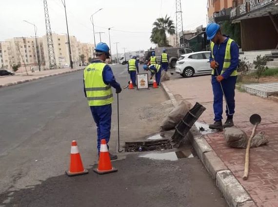 فرق الشركة الجهوية بمراكش تكثف تدخلاتها لتأمين شبكات التطهير قبل الشتاء 3 1000369422