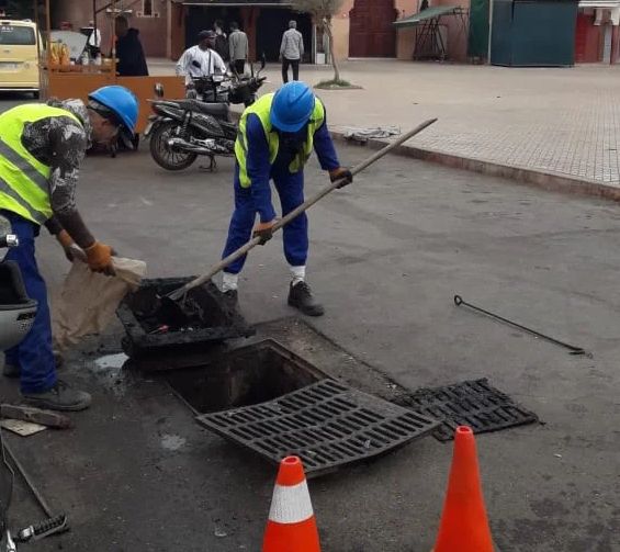 فرق الشركة الجهوية بمراكش تكثف تدخلاتها لتأمين شبكات التطهير قبل الشتاء 4 1000369423