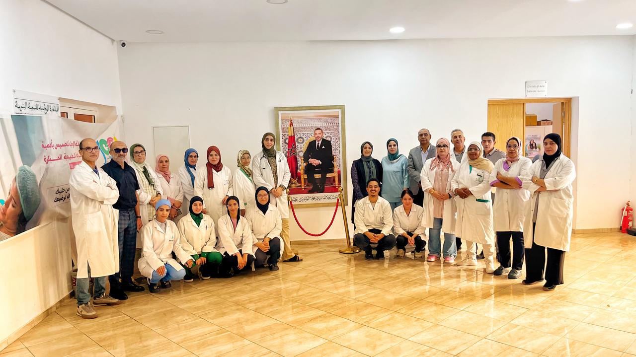 بالصور : حملة تحسيسية بمستوصف سيدي عمارة بمراكش لتشجيع الأمهات على الرضاعة الطبيعية المبكرة 1 IMG 20251030 WA0023