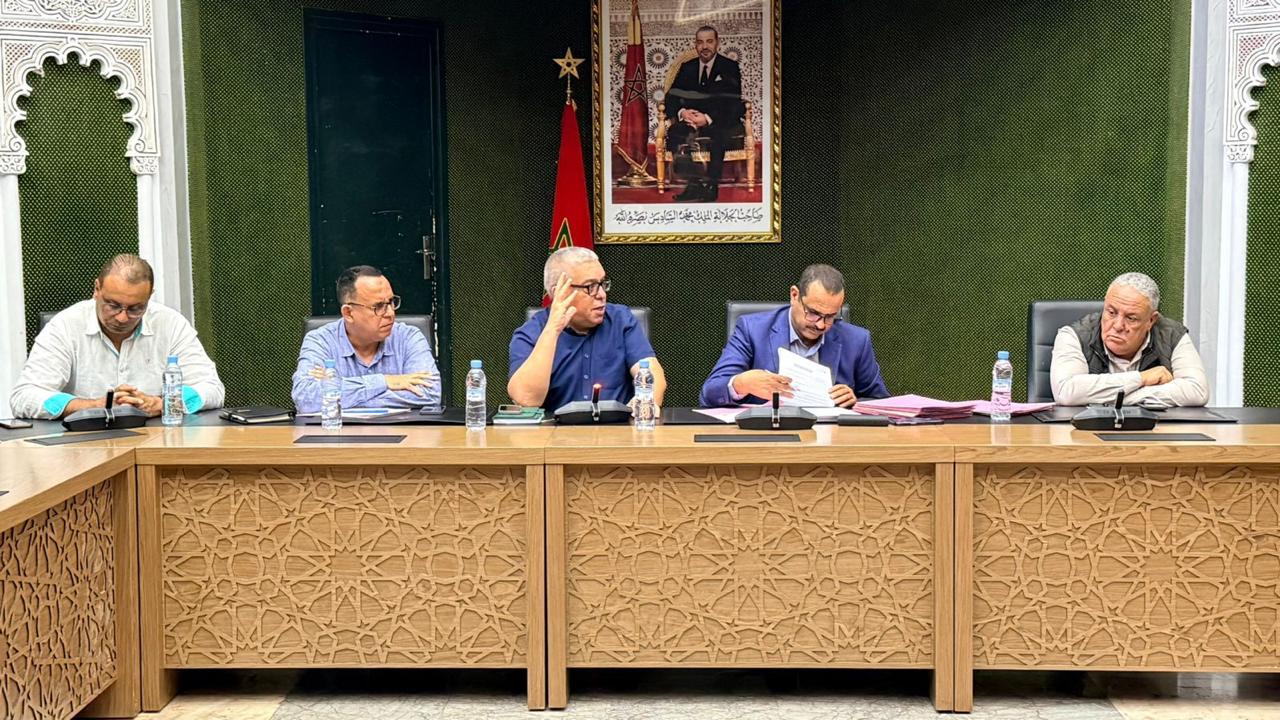 بالصور : عبدالعزيز بوسعيد يعقد لقاءً تواصلياً مع تجار سوق الربيع بسيدي يوسف بن علي لإيجاد حلول عاجلة لإكراهاتهم 1 IMG 20251031 WA0062