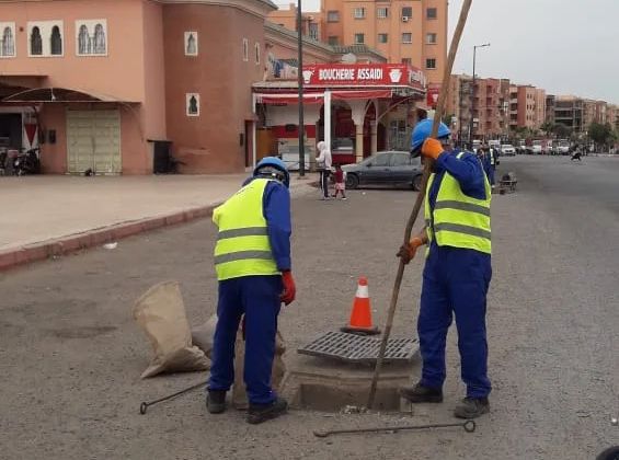فرق الشركة الجهوية بمراكش تكثف تدخلاتها لتأمين شبكات التطهير قبل الشتاء 1 IMG 20251031 WA0081