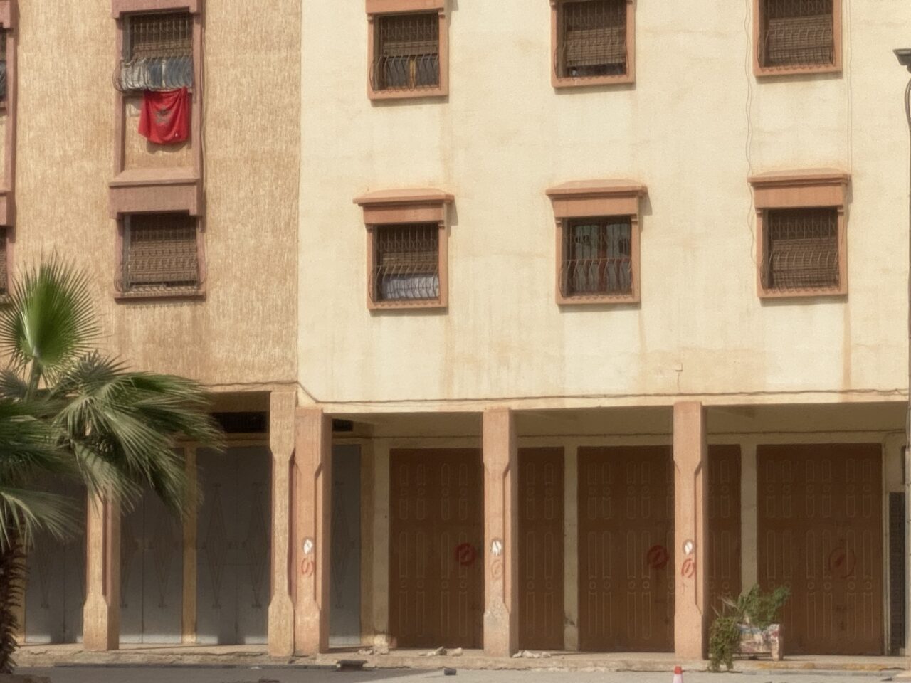 إنزكان : ساكنة تراسل السلطات بشأن جودة الأشغال بساحة النصر 2 IMG 9886