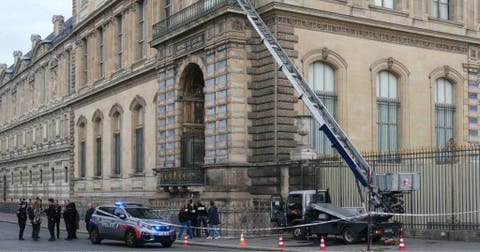 السطو على مجوهرات في متحف اللوفر بباريس 1 braquage musee du louvre 1024x538 1