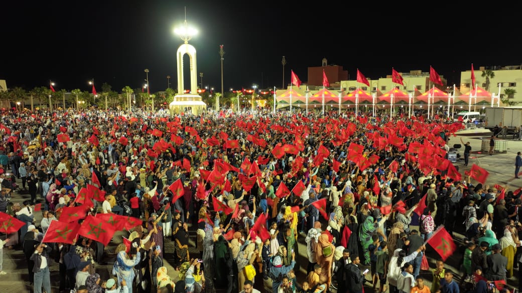 ساكنة مدينة العيون تخرج للاحتفال بالقرار الاممي التاريخي عن مجلس الامن الدولي 2 1000370131