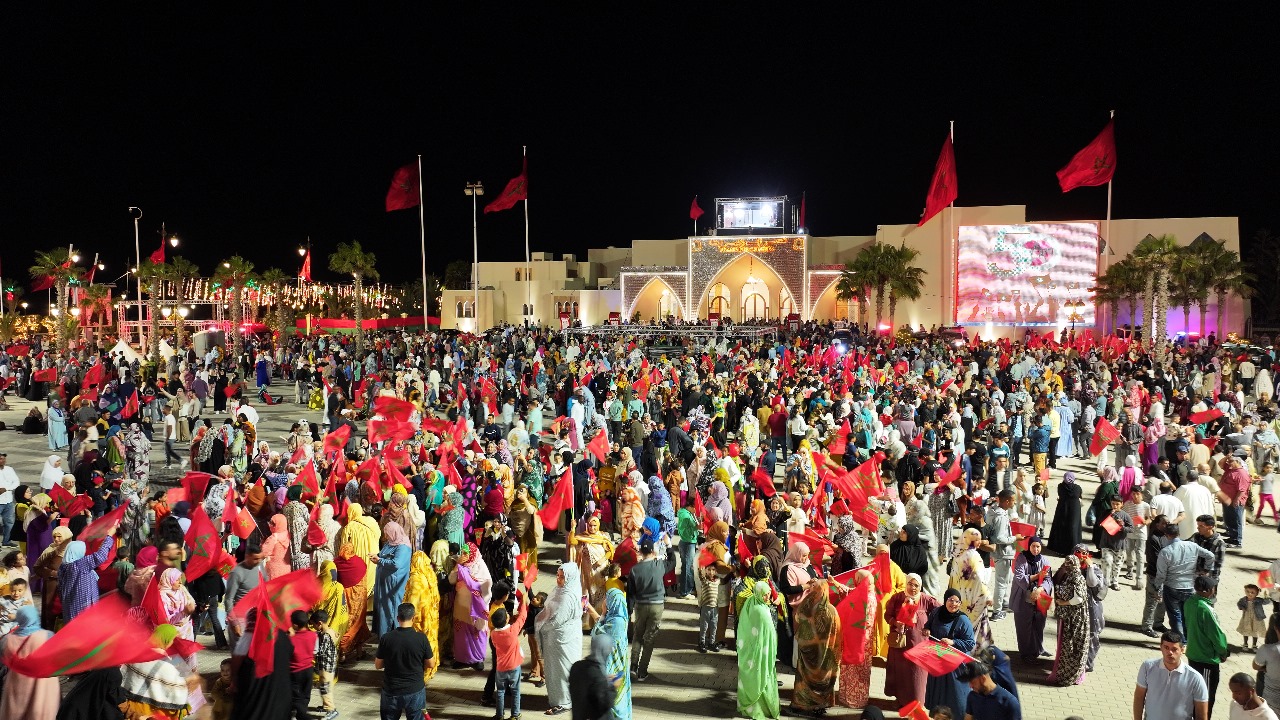 ساكنة مدينة العيون تخرج للاحتفال بالقرار الاممي التاريخي عن مجلس الامن الدولي 7 1000370136 1