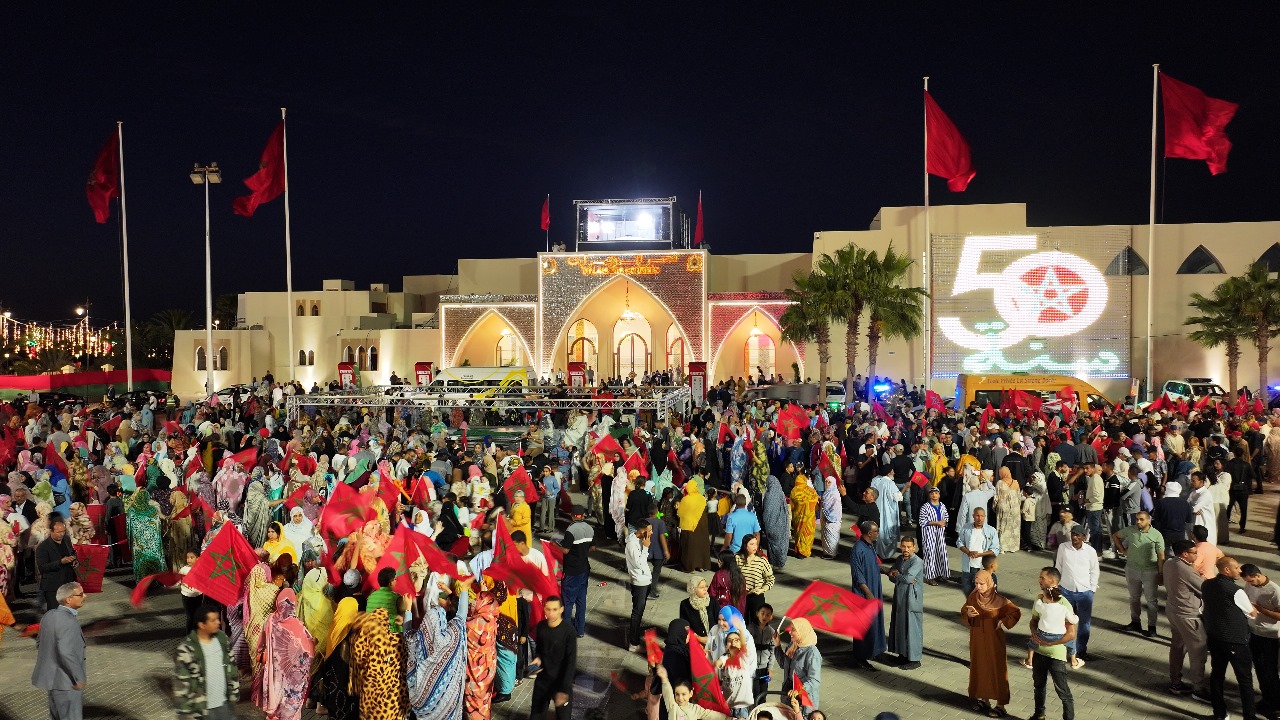 ساكنة مدينة العيون تخرج للاحتفال بالقرار الاممي التاريخي عن مجلس الامن الدولي 10 1000370139 1