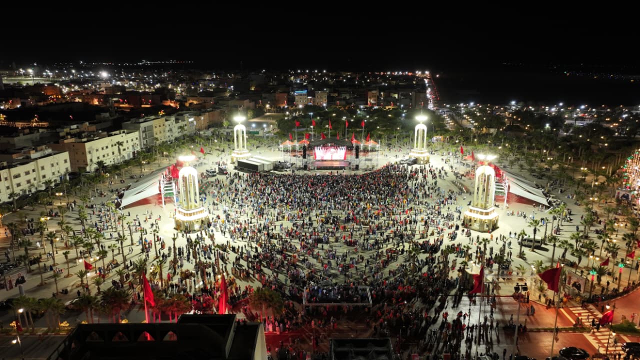 ساكنة مدينة العيون تخرج للاحتفال بالقرار الاممي التاريخي عن مجلس الامن الدولي 3 1000370145 1