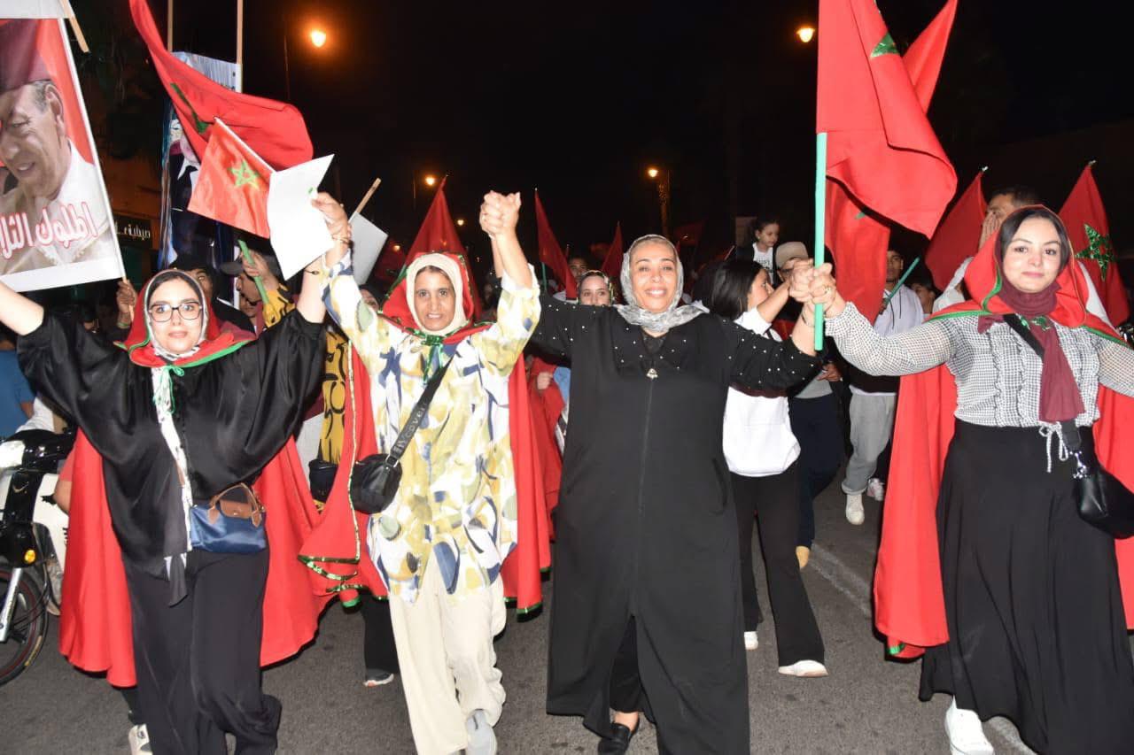 بالصور : ثورية الخليفي رئيسة جمعية “نور الهبة” قلعة السراغنة.. ثورية الخليفي رئيسة جمعية “نور الهبة” تشارك في احتفالات الساكنة بقرار مجلس الأمن الداعم لمغربية الصحراء 3 1000370191