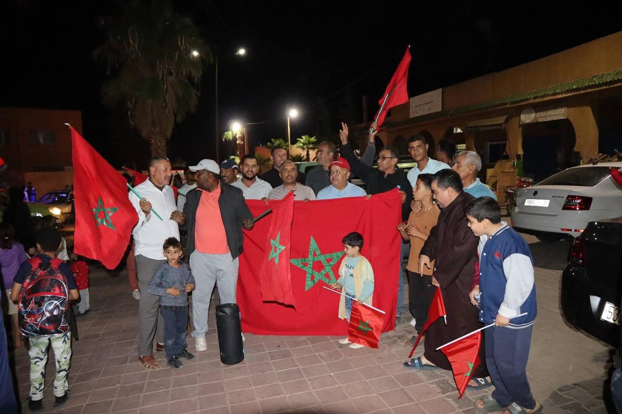 بالصور : احتفالات شعبية ومسيرات حاشدة ابتهاجاً بقرار مجلس الأمن الداعم لمغربية الصحراء بمشاركة النائب البرلماني عبد الرحيم واعمرو بسيدي رحال إقليم قلعة السراغنة 3 1000370225