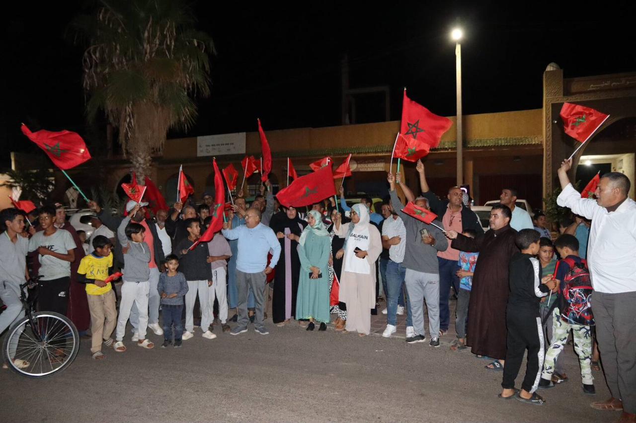 بالصور : احتفالات شعبية ومسيرات حاشدة ابتهاجاً بقرار مجلس الأمن الداعم لمغربية الصحراء بمشاركة النائب البرلماني عبد الرحيم واعمرو بسيدي رحال إقليم قلعة السراغنة 6 1000370228