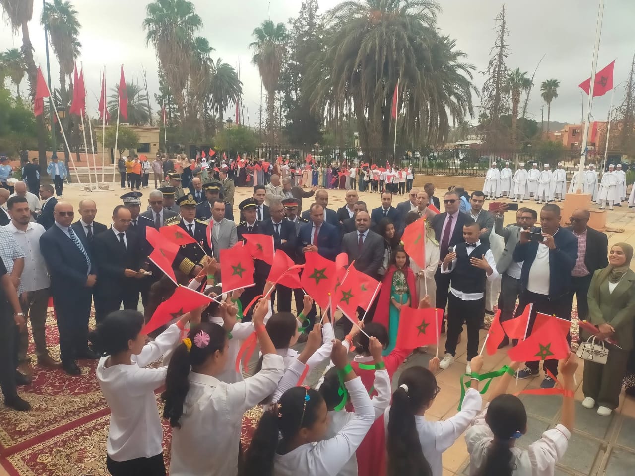 قلعة السراغنة تحتفي بالذكرى الخمسين للمسيرة الخضراء في حفل مهيب ترأسه عامل الإقليم سمير اليزيدي 4 1000375265