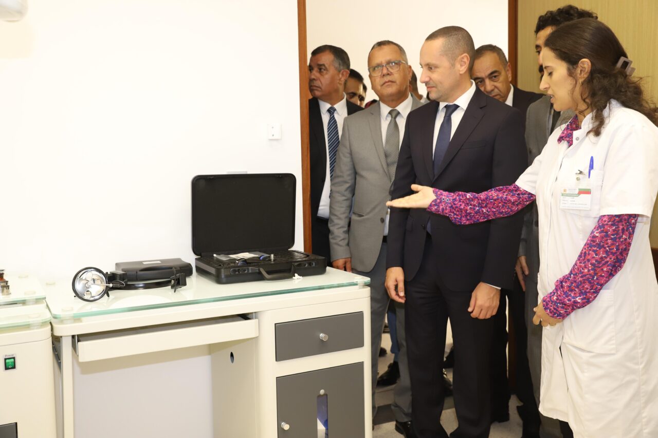 وزير الصحة والحماية الاجتماعية يعطي انطلاقة خدمات المستشفى الإقليمي لطرفاية ومركز صحي حضري بالعيون ويزور المركز الصحي بـ"الطاح" 2 1000375372