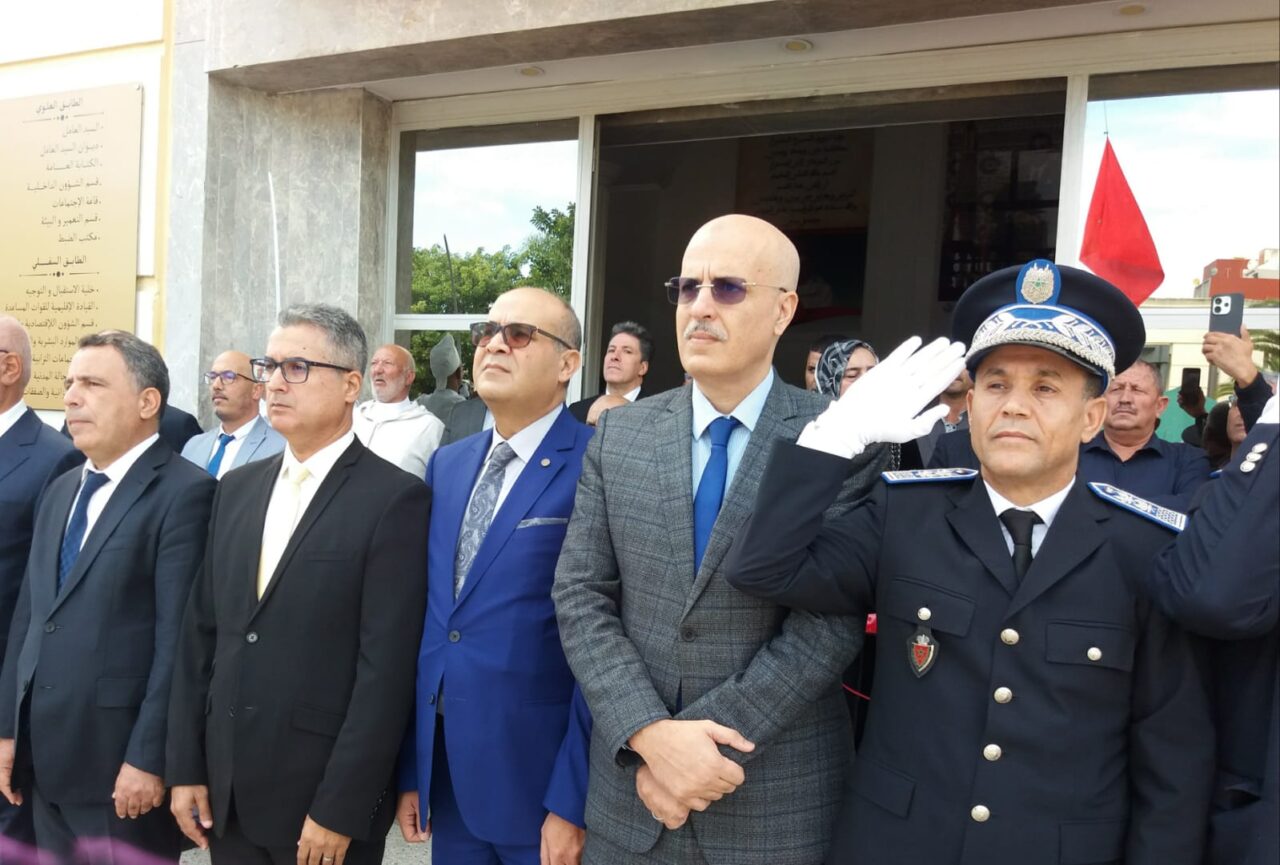 الكاتب العام لعمالة الفحص انجرة يترأس مراسيم تحية العلم الوطني ، في الذكرى 50 للمسيرة الخضراء. 2 1000375380