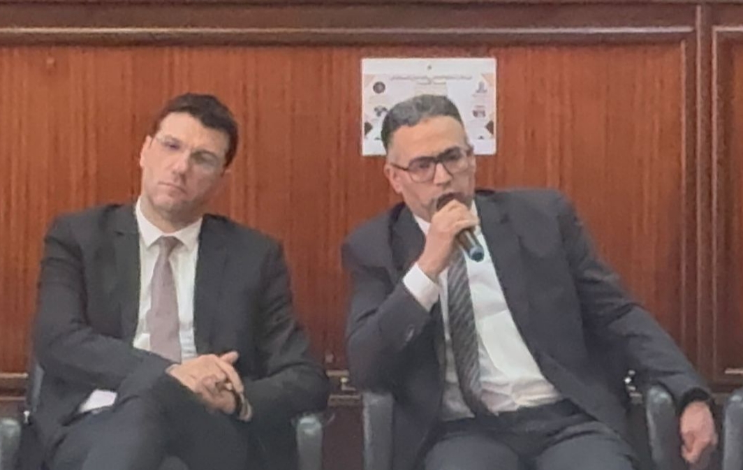 قضاة وموظفو المحكمة الابتدائية بأصيلة يقدمون قراءة في قانون المسطرة الجنائية. 2 1000388039