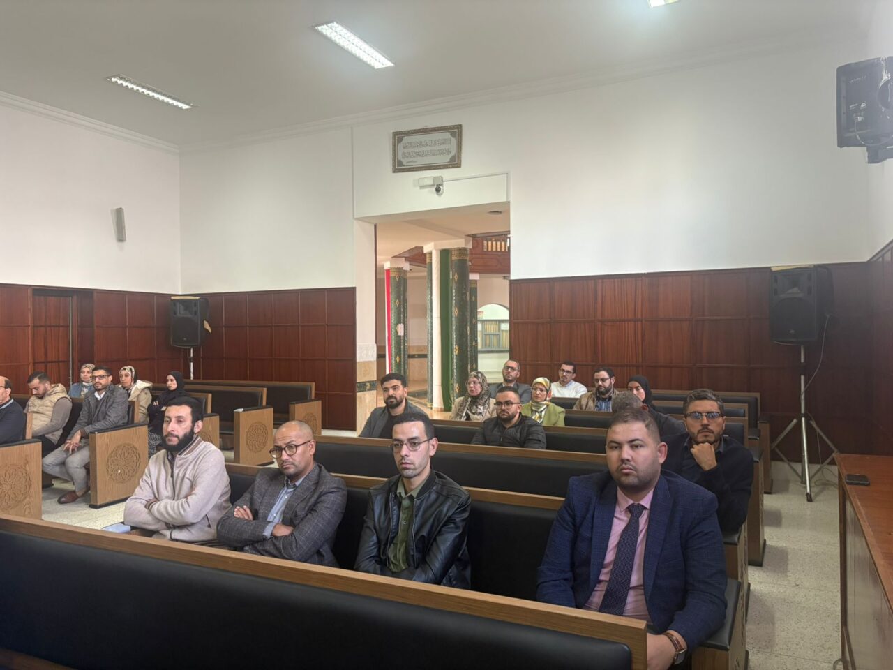 قضاة وموظفو المحكمة الابتدائية بأصيلة يقدمون قراءة في قانون المسطرة الجنائية. 3 1000388040