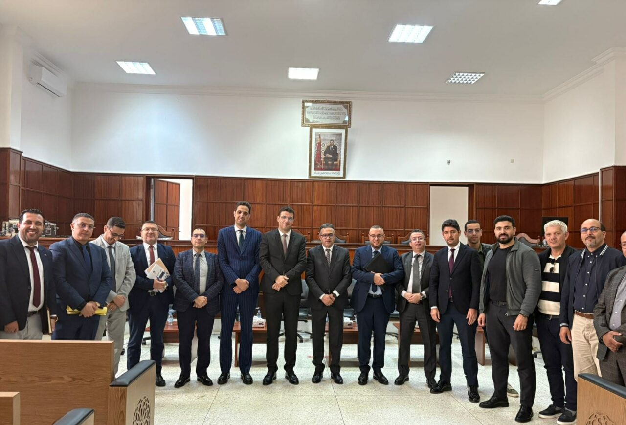 قضاة وموظفو المحكمة الابتدائية بأصيلة يقدمون قراءة في قانون المسطرة الجنائية. 4 1000388041