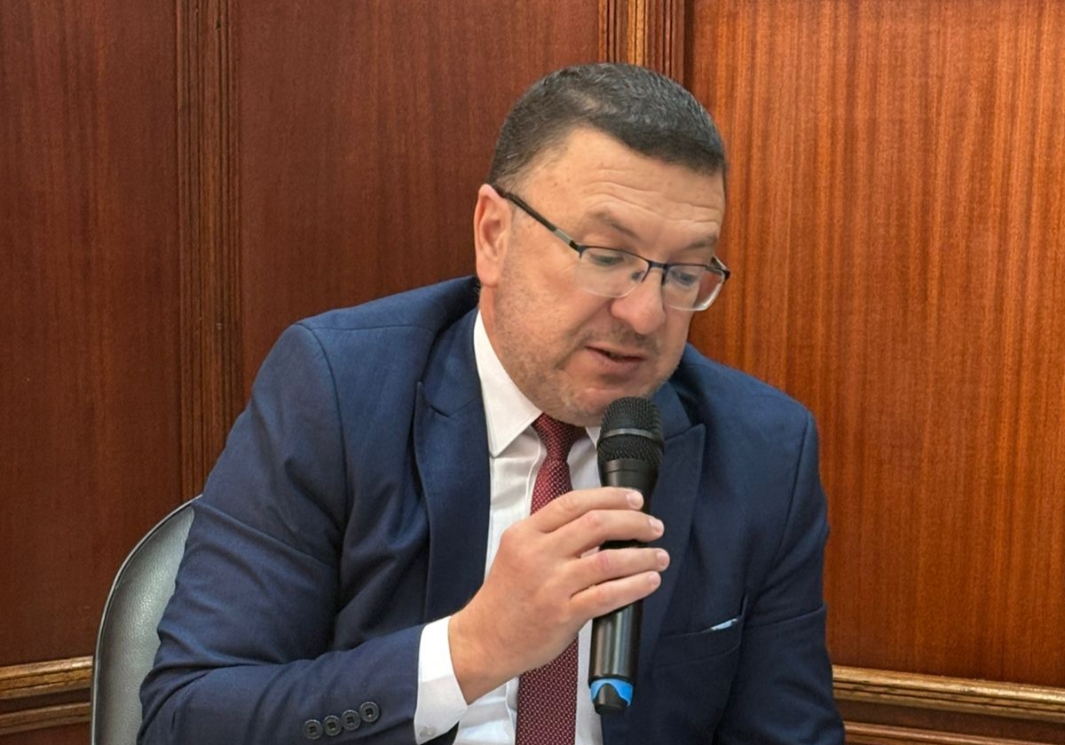 قضاة وموظفو المحكمة الابتدائية بأصيلة يقدمون قراءة في قانون المسطرة الجنائية. 10 1000388047