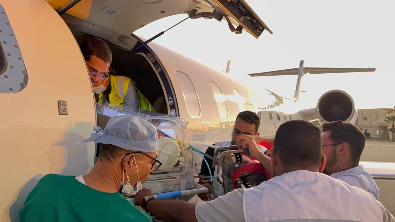 العيون : وزارة الصحة و الحماية الاجتماعية تؤمن نقلا جويا استعجاليا لرضيع حديث الولادة في وضعية حرجة 3 1000388060