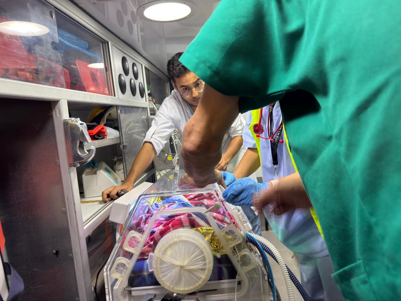 العيون : وزارة الصحة و الحماية الاجتماعية تؤمن نقلا جويا استعجاليا لرضيع حديث الولادة في وضعية حرجة 4 1000388061