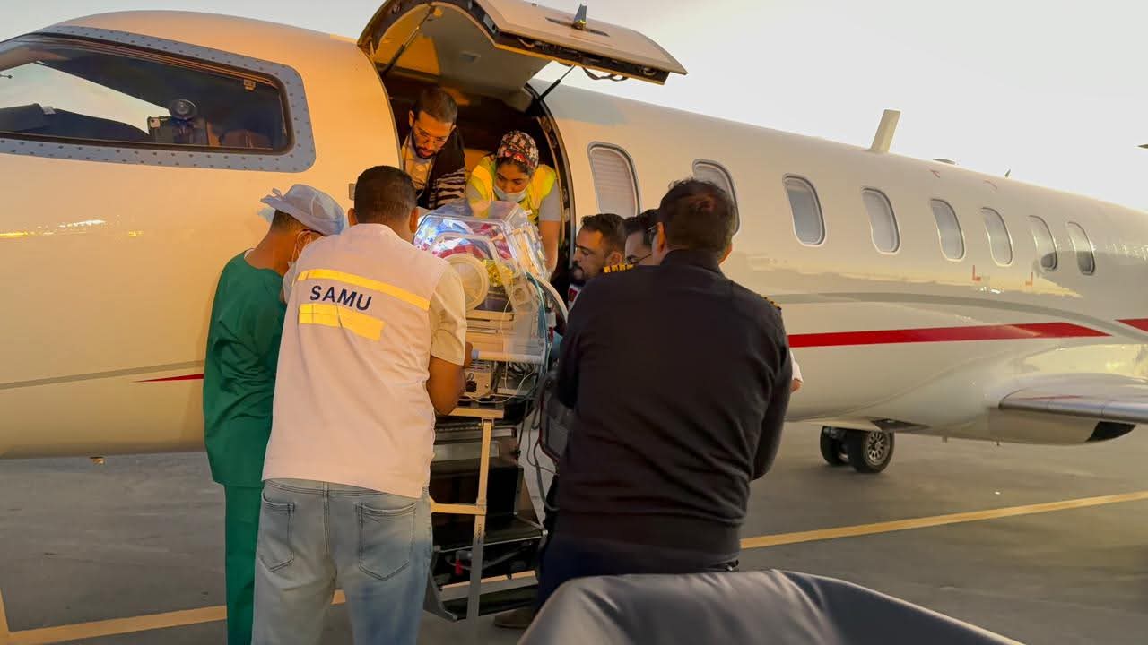 العيون : وزارة الصحة و الحماية الاجتماعية تؤمن نقلا جويا استعجاليا لرضيع حديث الولادة في وضعية حرجة 6 1000388064
