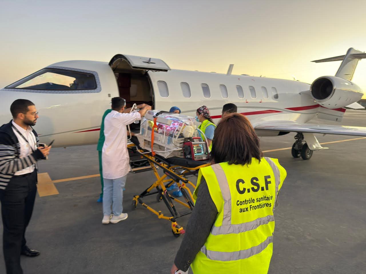 العيون : وزارة الصحة و الحماية الاجتماعية تؤمن نقلا جويا استعجاليا لرضيع حديث الولادة في وضعية حرجة 7 1000388065