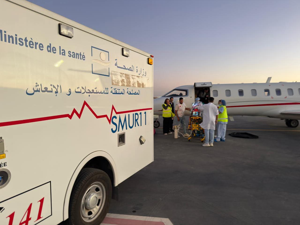 العيون : وزارة الصحة و الحماية الاجتماعية تؤمن نقلا جويا استعجاليا لرضيع حديث الولادة في وضعية حرجة 8 1000388066
