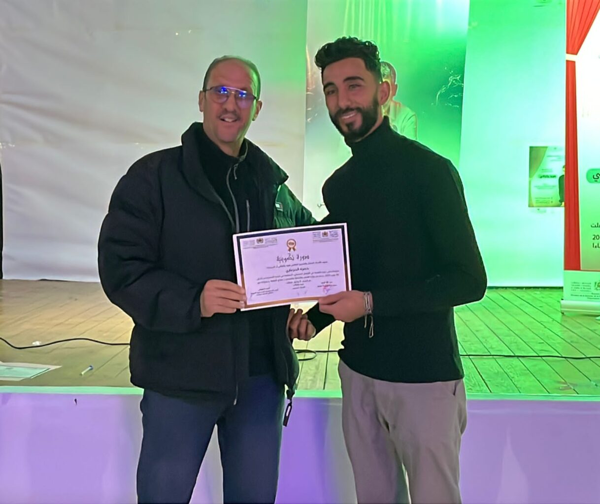 تيفلت..حضور رئيس الجماعة وأعضاء عن المجلس لليوم الختامي للدورة التكوينية في الارتجال المسرحي لدار الشباب 9 يوليوز. 21 1000393328